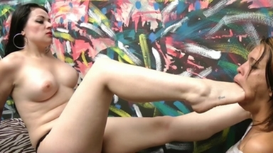 Shelly's Deep Feet: Black-Haired Queen Goes All the Way