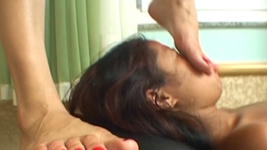 Vanessa Rios' Size 40 Feet: Full-Weight Trampling on Sub Luciana
