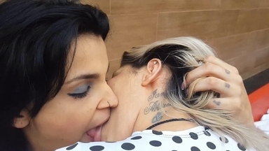 Mary Luthay and Giantess Cris Castelari: Hungry Hot Kisses