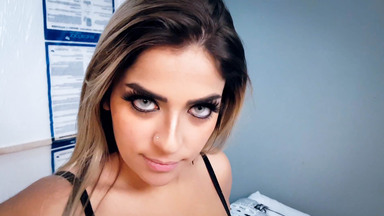 Hand Squeezing Face: Blonde Latina's Hand Domination of Her Partner