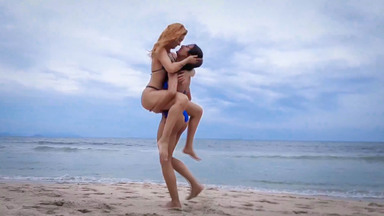 Sea Catfight: Three Top Models, Two Against One in the Water