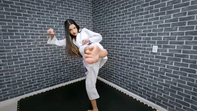 Karate Queen Amanda Fabri vs Nataly: Power Footwork With Model Feet